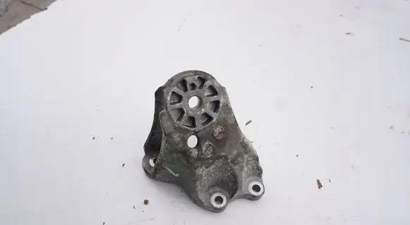Volkswagen Touareg I Engine mounting bracket 7L6199308B