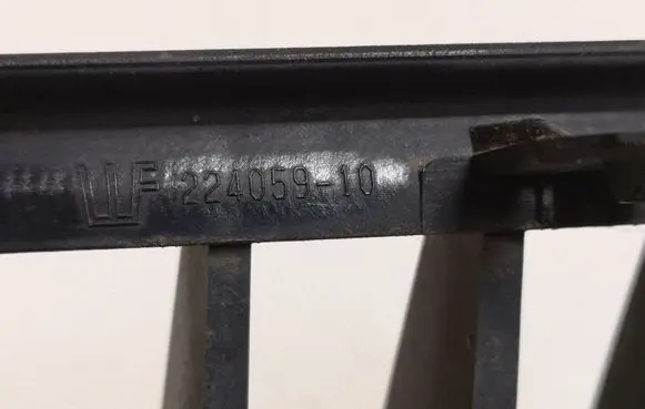 BMW 3 E90 E91 Front bumper upper radiator grill 22405910 7120008