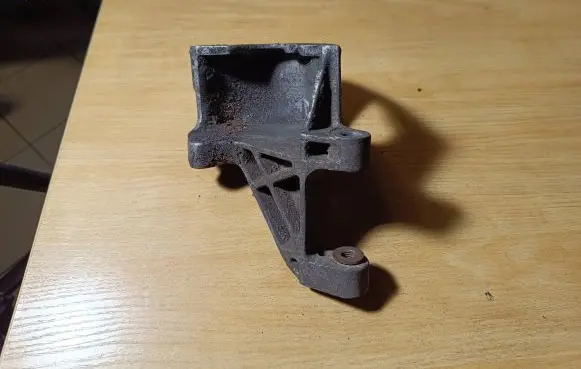 Volkswagen PASSAT B4 Engine mounting bracket 028145523B