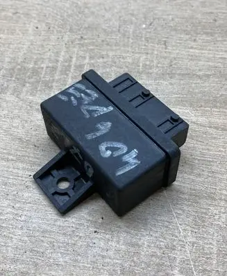 Peugeot 307 Fuel pump relay 240107