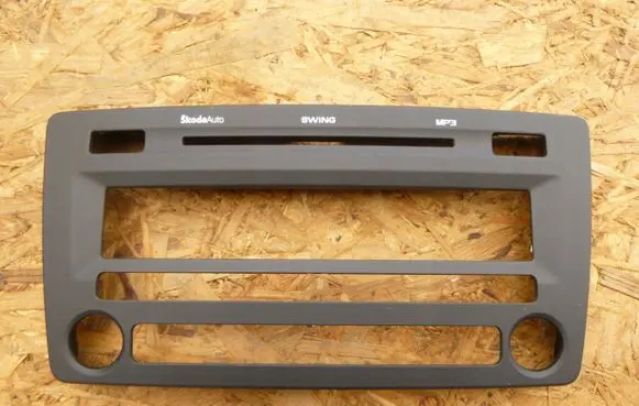 Skoda Octavia Mk2 (1Z) Radio/GPS head unit trim 1Z0035212C