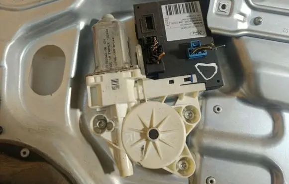 Ford Focus C-MAX Front door window regulator motor 981406102