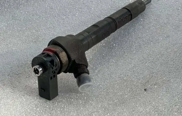 Volkswagen PASSAT B7 Fuel injector 03L130277J 0445110369