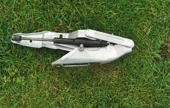 Audi TT Mk1 Engine bonnet/hood hinges 8N0823302
