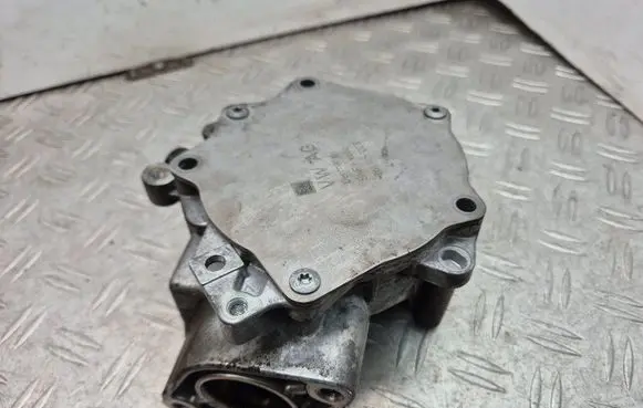 Volkswagen Golf VII Vacuum pump 06L145100B