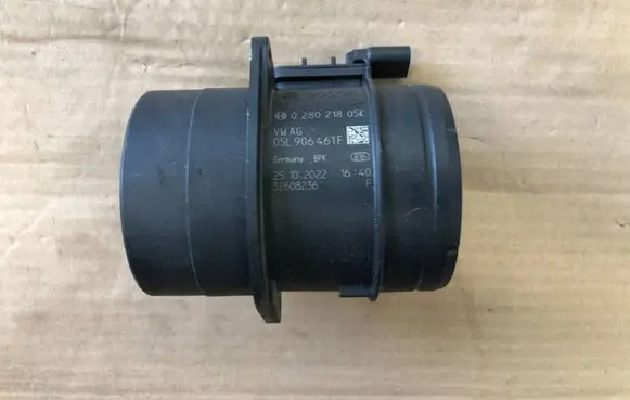 Volkswagen Tiguan Mass air flow meter 05L906461F 0280218055 32608236