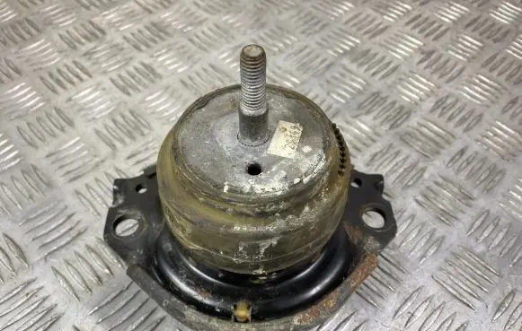 Jeep Grand Cherokee Engine mount bracket