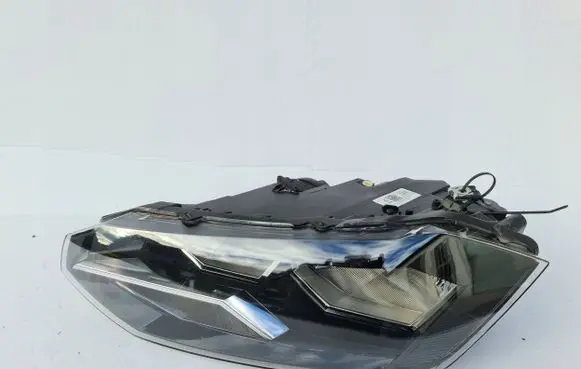 Volkswagen Polo VI Headlight/headlamp