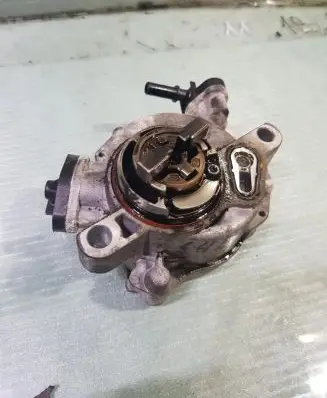 Peugeot 208 Vacuum pump 9684786780
