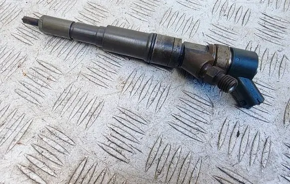 BMW 5 E39 Fuel injector 7785984 0445110047