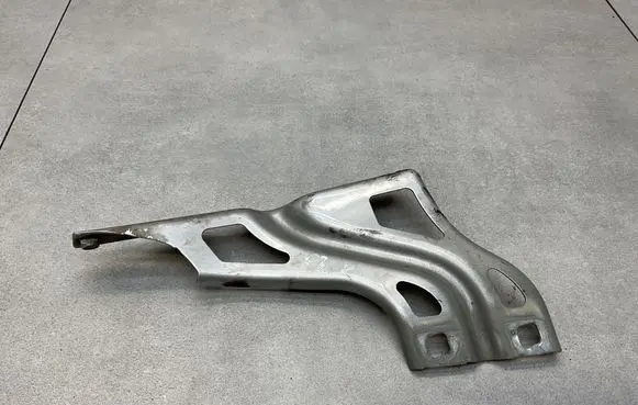 Audi Q3 8U Fender mounting bracket 8U0821135