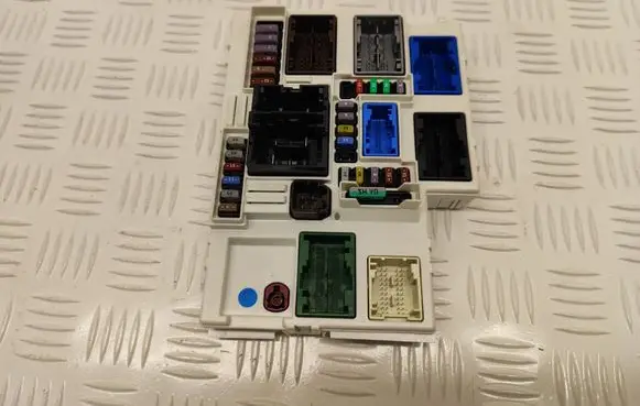 Peugeot 308 BSM Control unit 9841490480