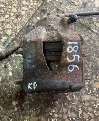Volkswagen Golf VI Front brake caliper