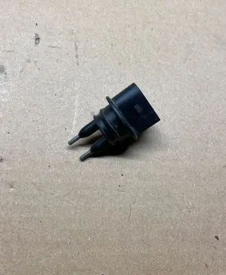 Volkswagen PASSAT B5 Windshield washer fluid level sensor 7m0919376