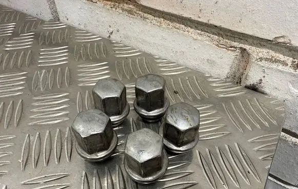 Dodge Durango III Nuts/bolts 