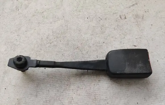 Front seatbelt buckle