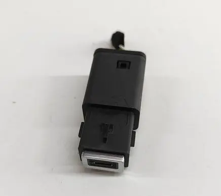 Peugeot 5008 II USB socket connector 9831350680 9851608480