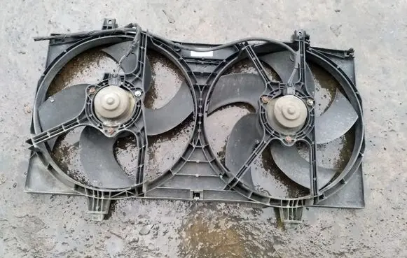 Nissan Primera Radiator cooling fan shroud