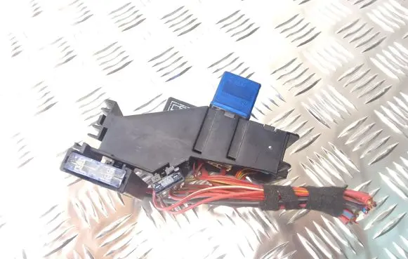 Audi A4 S4 B6 8E 8H Glow plug pre-heat relay 8A0951253 8E1937503A 899587