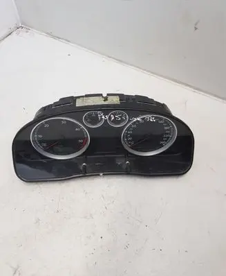 Volkswagen PASSAT B5.5 Speedometer (instrument cluster) 3B0920807A