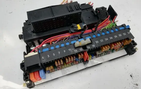 BMW X3 E83 Fuse module 8364540 8364542