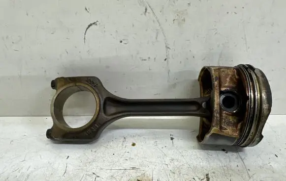 Peugeot 208 Piston with connecting rod