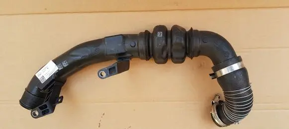 Ford Kuga II Intercooler hose/pipe DS736C646FJ
