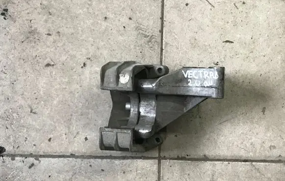 Opel Vectra B Engine mounting bracket 90497583 74266302