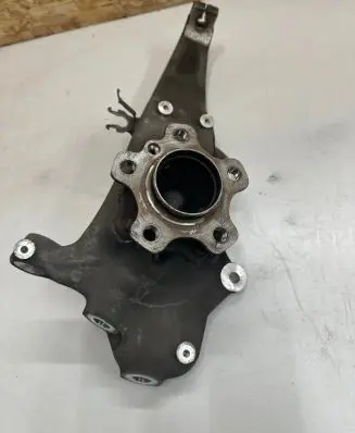 BMW 7 G11 G12 Front wheel hub 6861139