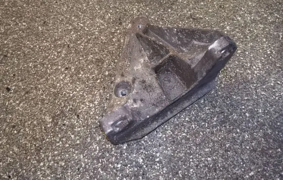 Audi A6 S6 C4 4A Engine mounting bracket 4A0199353A