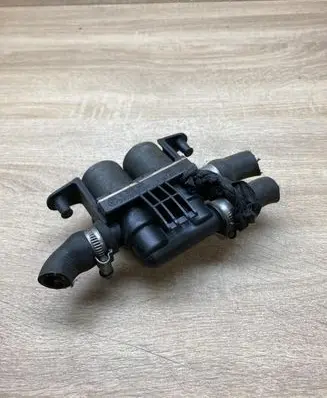 BMW 5 E39 Coolant heater control valve 8374995 1147412137