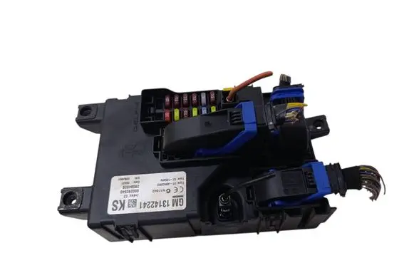 Opel Corsa D Fuse module 13142241 28084929 000292540