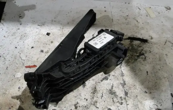 Volkswagen Golf V Accelerator throttle pedal 1K1721503P