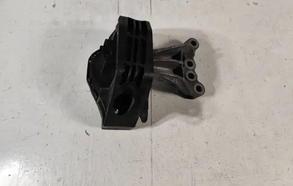 Peugeot 208 II Engine mounting bracket MR243243