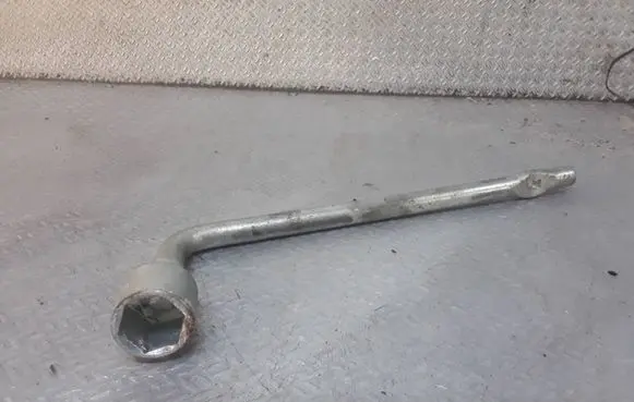 Nissan X-Trail T30 Wheel nut wrench 