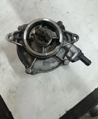 Volkswagen Touareg I Vacuum pump 057145100L