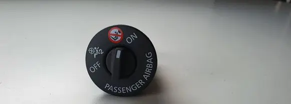 Renault Captur II Passenger airbag on/off switch 