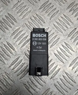 Volkswagen PASSAT B6 Glow plug pre-heat relay 038907281D 0281003038