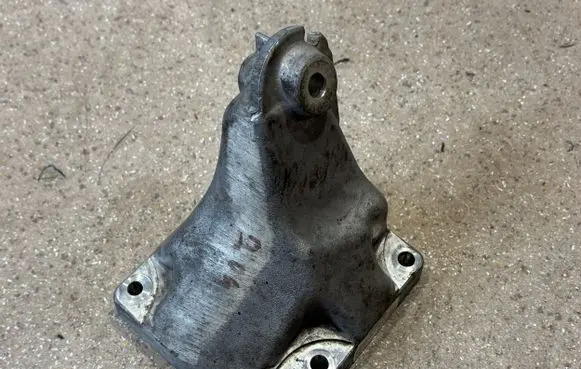 Mercedes-Benz C W204 Engine mounting bracket A1562232104