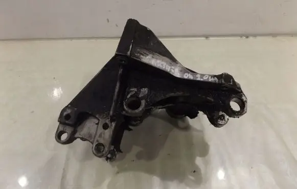Peugeot Partner Engine mounting bracket