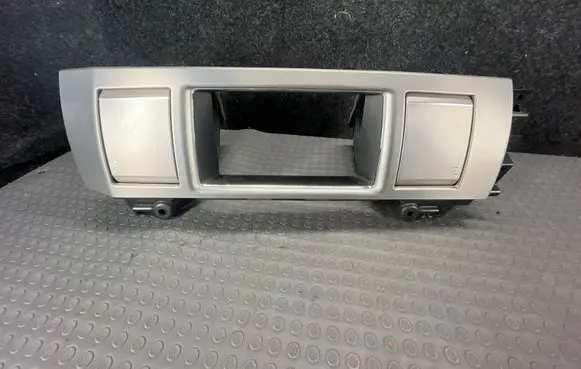 Jaguar XF X250 Dash center air vent grill 8x2319k617 8x2319k617ah