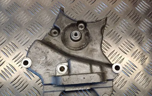 Opel Zafira B Engine mounting bracket 55192649
