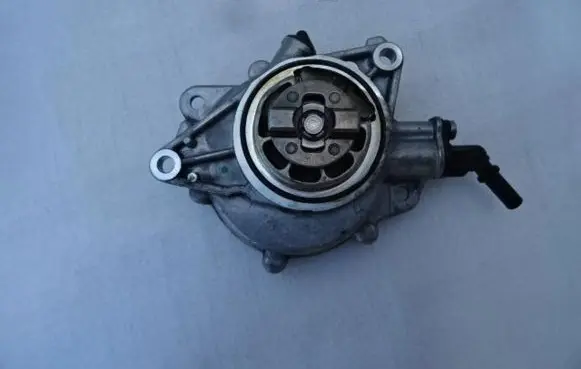 Peugeot 208 Vacuum pump 7586424-04