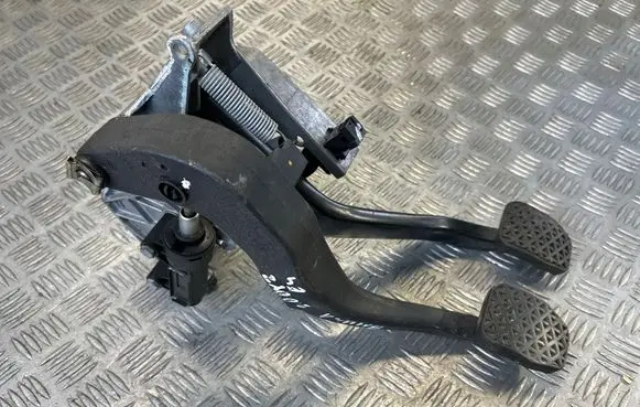 BMW 1 E81 E87 Pedal assembly 42322403 A1S19C03