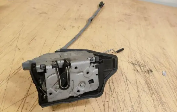 BMW X5 E53 Front door lock 8402538