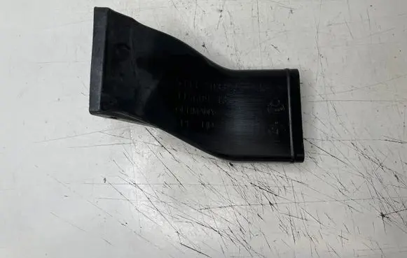 BMW 5 E60 E61 Air intake duct part 7033704 11460913