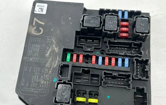 Nissan Juke I F15 Fuse module 284B71KB0B 2267007000