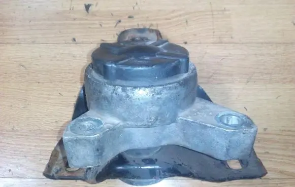 Ford Focus Engine mount bracket 98ab6038
