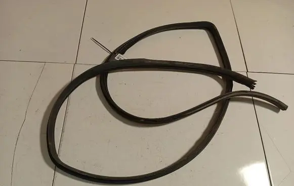 Opel Antara Rubber seal front coupe door 