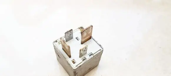 Volkswagen PASSAT B5 Other relay 8D0951253